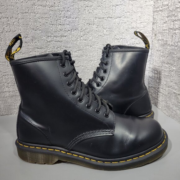 Dr. Martens 11822006 Unisex Size US M9 L10 Black Soft Toe Leather Lace Up Boots.